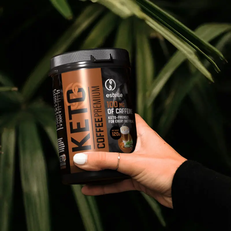 Keto Coffee Premium în mână